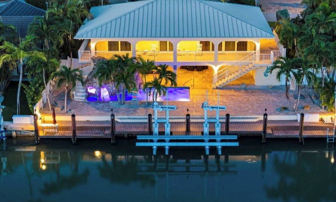 Key Colony Beach Maison | Sip Slidin' Hideaway