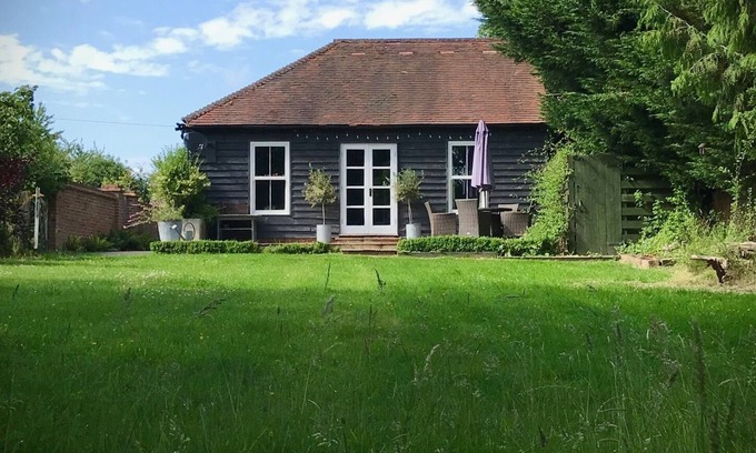 Abbess Roding Maison | Sissinghurst Stables, récemment converti avec un grand jardin privé.