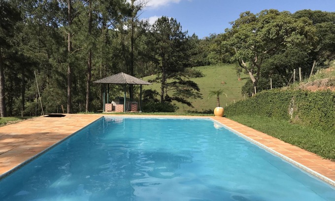 Cabreuva Cottage | Site avec d'excellentes infrastructures, accès pavé et options de loisirs.