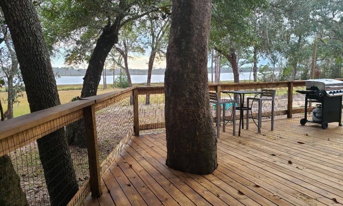 Navarre Maison | Sitting on the dock of the bay!
