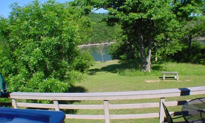 Holiday Island Copropriété | Six-personne bain à remous, Lakeside, Lits Roi, Cheminée!