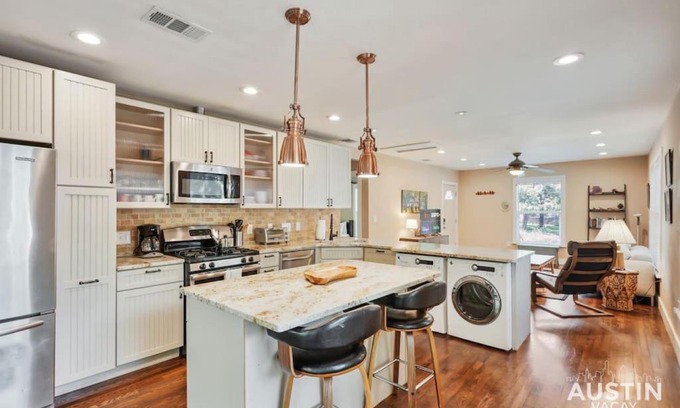 Brentwood Maison | Sizable Screened in Porch w Luxury Kitchen and Bath
