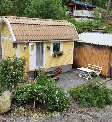 Stora Stava Maison | Sjönära liten stuga med sovloft, toilet in separate small house, only OUTDOOR shower!