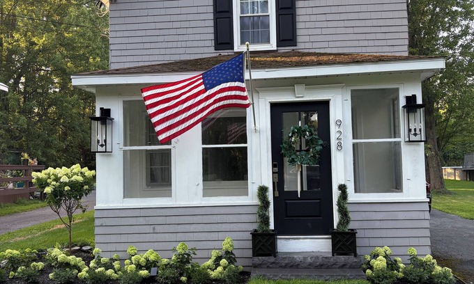 Skaneateles Maison | Skaneateles Retreat, 1875 Charm- 3 bedrooms 2025 remodel. Walk to the brewery!