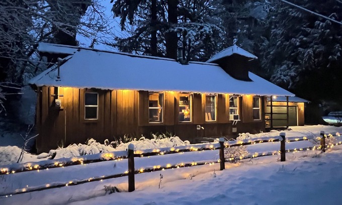 Skykomish Maison | Ski Cabin w/ Hot Tub, Fireplaces – 5 Mins to Slopes, Pet-Friendly, Sleeps 12