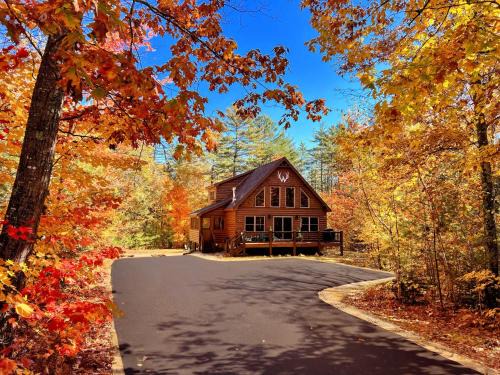 Bethel Maison | Ski Chalet 6 min to Sunday River - Hot Tub, Home Theater, Game Room, Fire Pit - Sleeps 12