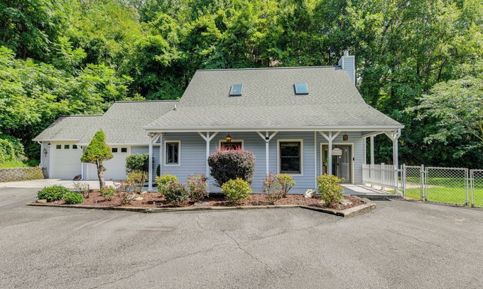 Valley Creek Run Maison | Ski, Hike & Fish: Mtn-View Maggie Valley Retreat