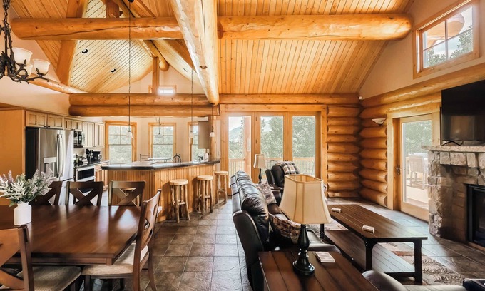 Three Peaks Cabine | Ski, Hike, Relax - Log Cabin with Views + Hot tub