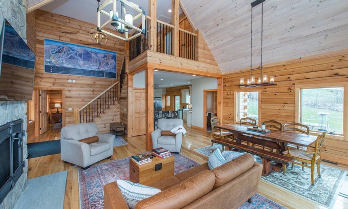 Vernon Chalet De Ski | Ski House - ON THE SLOPE w/ hot tub