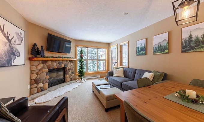 Sun Peaks Copropriété | Spacious Ski Retreat. Steps to Village 2bed 2bath ski-in hot tub view