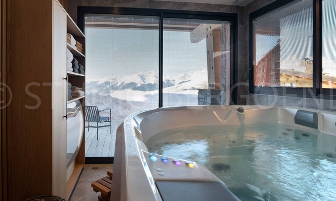 Arc-1800 Chalet De Ski | Ski-in chalet with spa and home cinema, 6 bedrooms, sleeps 14