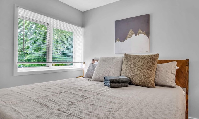 Great Valley Copropriété | Ski In/Out Condo, King Bed