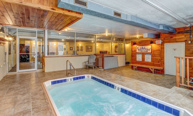 Waitsfield Copropriété | Ski-in/out condo with pool, hot tub, game room, mountain view, & fireplace