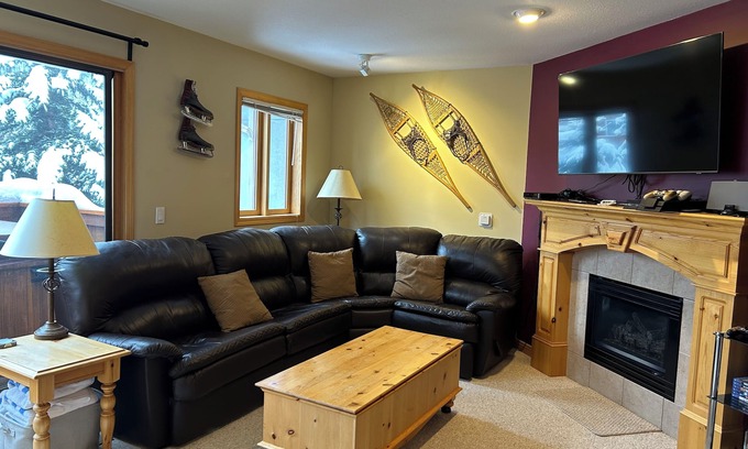 Sun Peaks Maison | Ski-In / Out à l'ascenseur principal. Snow Creek Village 3 BR 3 BA. Jacuzzi. Marchez jusqu'au village!
