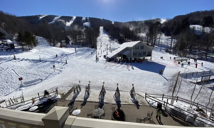 Hancock Copropriété | SKI-IN, SKI-OUT! LIFT and MT. VIEWS UNBEATABLE LOCATION for ALL SEASONS! Unit 1