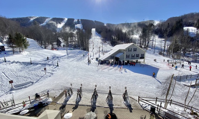 Hancock Copropriété | SKI-IN, SKI-OUT! LIFT and MT. VIEWS UNBEATABLE LOCATION for ALL SEASONS! Unit 2