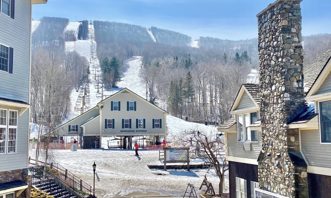 Hancock Copropriété | SKI-IN, SKI-OUT LOFT! IN the HEART of JIMINY PEAK VILLAGE! LIFT and MT. VIEWS!
