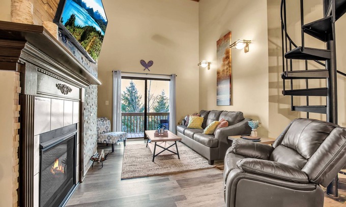 Great Valley Copropriété | Ski In / Ski Out Remolded Condo on Holiday Valley Resort!