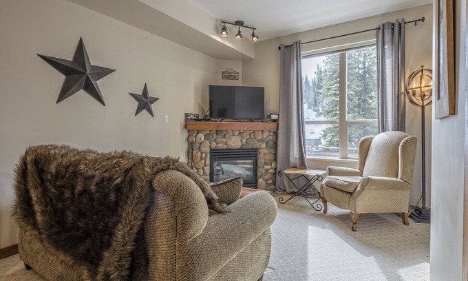 Silver Star Mountain Copropriété | Ski right from your door in this bright, ground level condo at Creekside