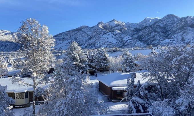 Sandy Maison | Walk out cave, Vue imprenable sur la montagne, piscine chauffée, proche des stations de ski