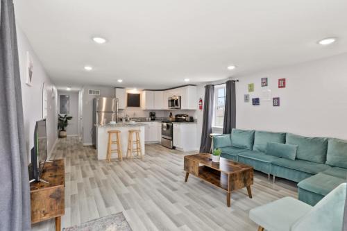 Faubourg Delassize Maison | Skip to Saint Charles Local Art-Filled Hideaway