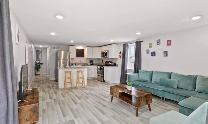 Faubourg Delassize Maison | Skip To St. Charles | Local Art-Filled Hideaway