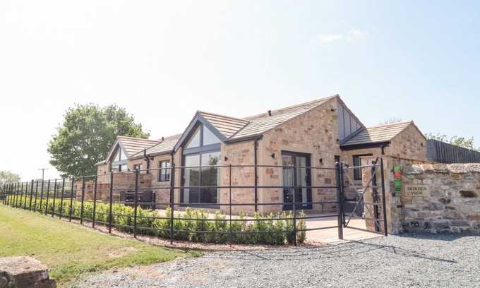 Bolton by Bowland Cottage | SKIRDEN VIEW, pet friendly, with hot tub in Chatburn