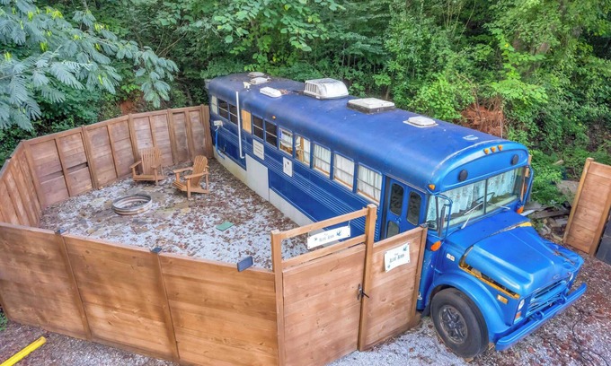 Greenville Maison | Skoolie on the River, Close to DT, Private Space