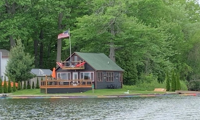 White Lake Cabine | Skull Island - Blackbeard's Hideaway