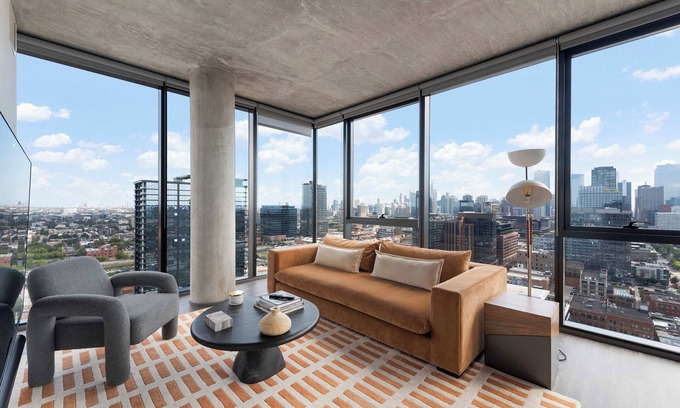 Near West Side Appartement | Sky-High 2BR w/ Gym & City Views