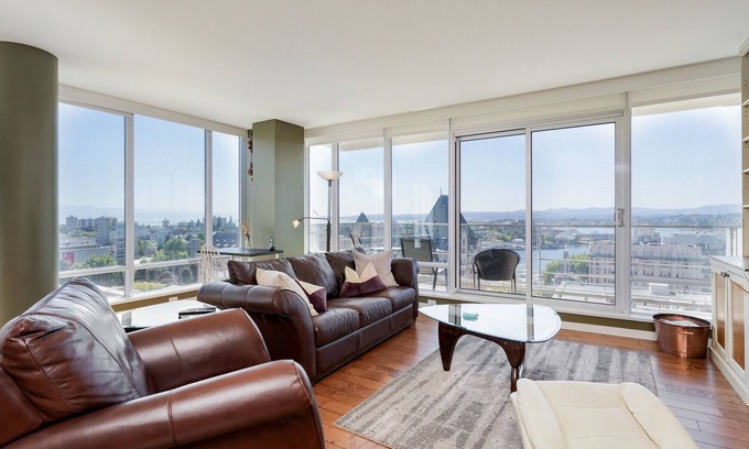 Downtown Victoria Copropriété | Des vues fantastiques de cette 15e étage Condo, AC, piscine, bain à remous, salle de gym, Parking