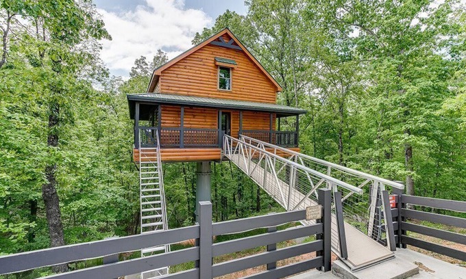 Cleveland Cabine | Sky's the Limit Treehouse Cabin