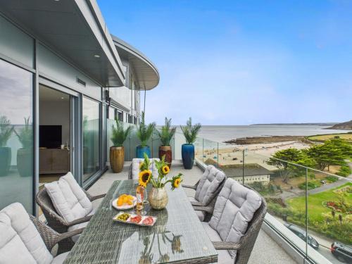 Maenporth Appartement | Skydeck at The Liner – Stylish 2-Bed/2-Bath Top Floor with Panoramic Sea Views