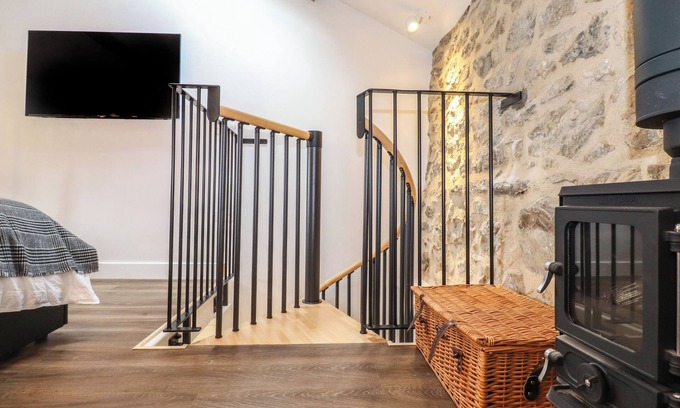 Ingleton Maison | SKYLIGHT RETREAT, pet friendly, with a garden in Ingleton