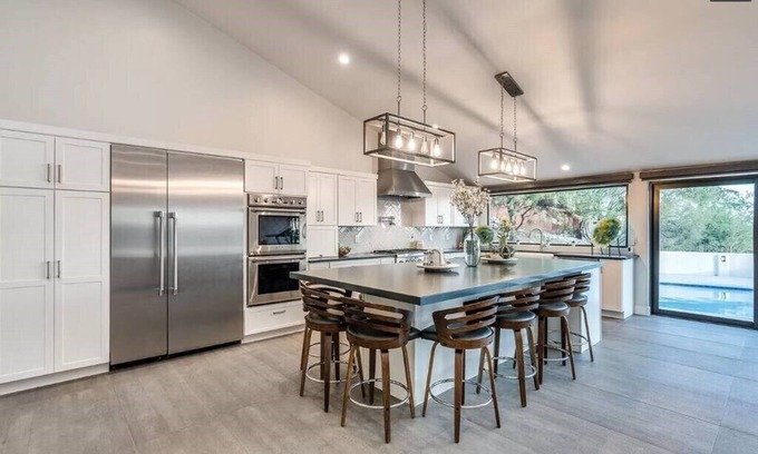 Shadow Ridge Maison | Skyline: 5 bed/6 bath, amazing views, tennis & basketball courts, pool, hot tub