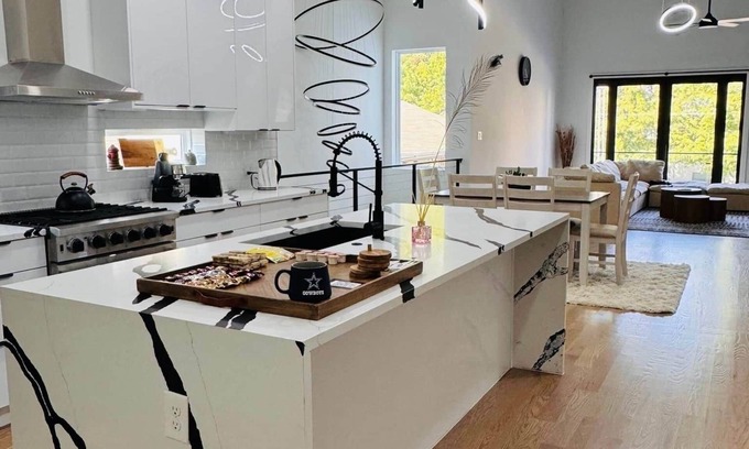 Old East Dallas Maison | Skyline Gem Dallas - 3BR Villa with Penthouse Loft
