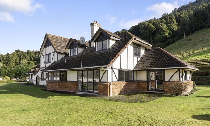 Rotorua Maison | Skyline Mountain View Lodge up to 16 people