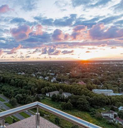 Pleskodale Appartement | Skyline Penthouse with Sunset Views, Jacuzzi & Free Parking