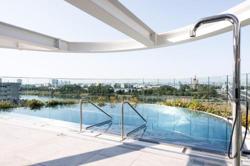 Kaisermuhlen Appartement | Skyline Suite - Danube-View Balcony & Pool