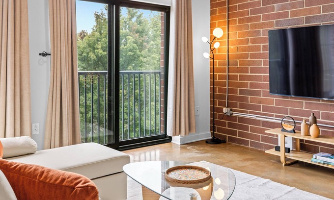 Fourth Ward Appartement | Skyline Vibes, Walk to Stadium, Long Stay Ready