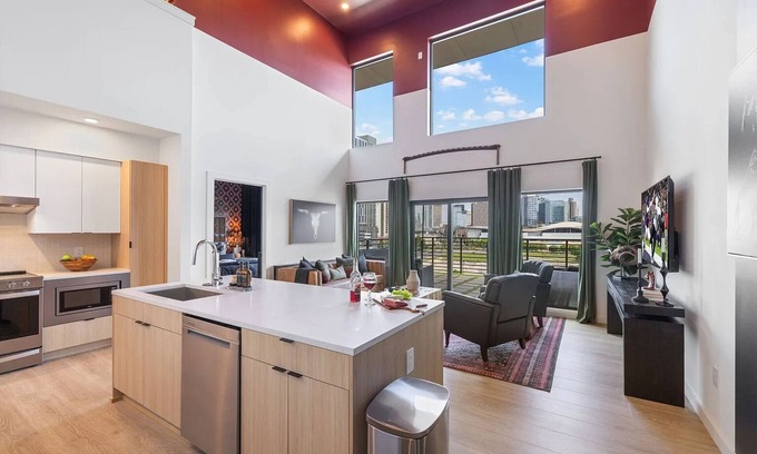 Downtown Nashville Copropriété | Skyline Views from Nashville Penthouse – Pool & Walkable to Broadway