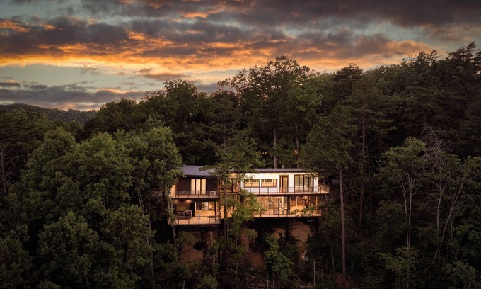 Sevierville Maison | Skyview Treehouse- luxury treehouse with breathtaking views