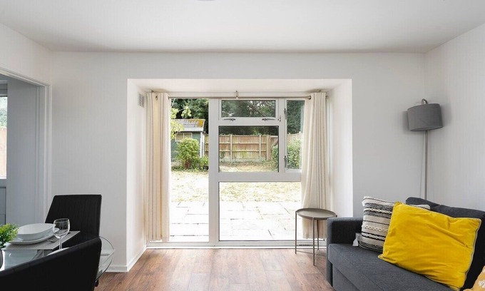 Shephall Maison | Skyvillion - 2Bed Stevenage House w/Garden&Parking