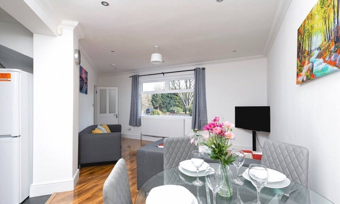 Turkey Street Maison | Skyvillion - Enfield 4Bed House w/Garden + Parking