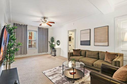 East Hyde Park Appartement | Sleek 1-Bedroom Apt in Chicago - East Park Tower 0610 rep