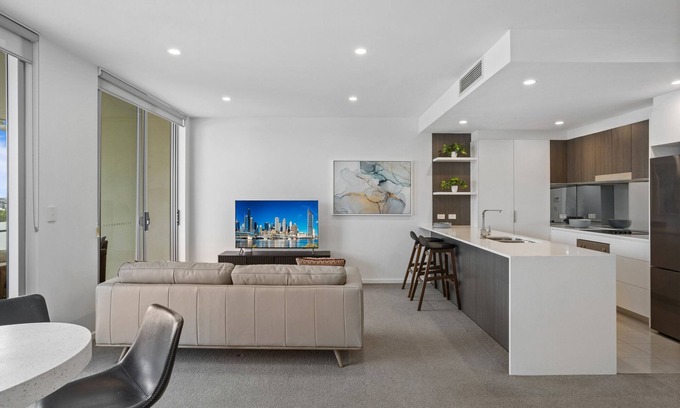 New Farm Appartement | Sleek 2-Bed with Balcony and Communal BBQ Area