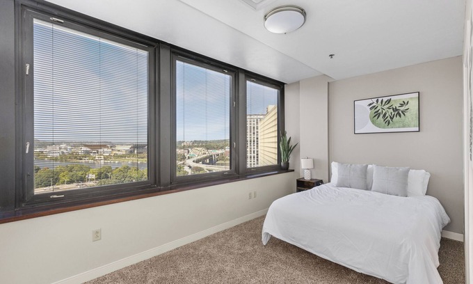 Downtown Pittsburgh Appartement | Sleek 2BR Downtown Retreat with Gym