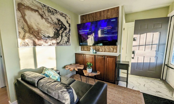 Flint Maison | Sleek and Central Small Home ~ Close to everything