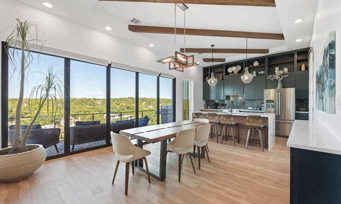 Apache Shores Maison | Sleek and Modern Home in Austin - 30 Day+ Rental