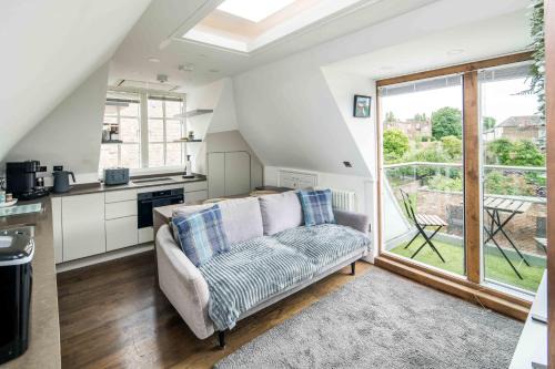 Ravenscourt Park Appartement | Sleek and Stylish 1BD Apt with Balcony, Hammersmith